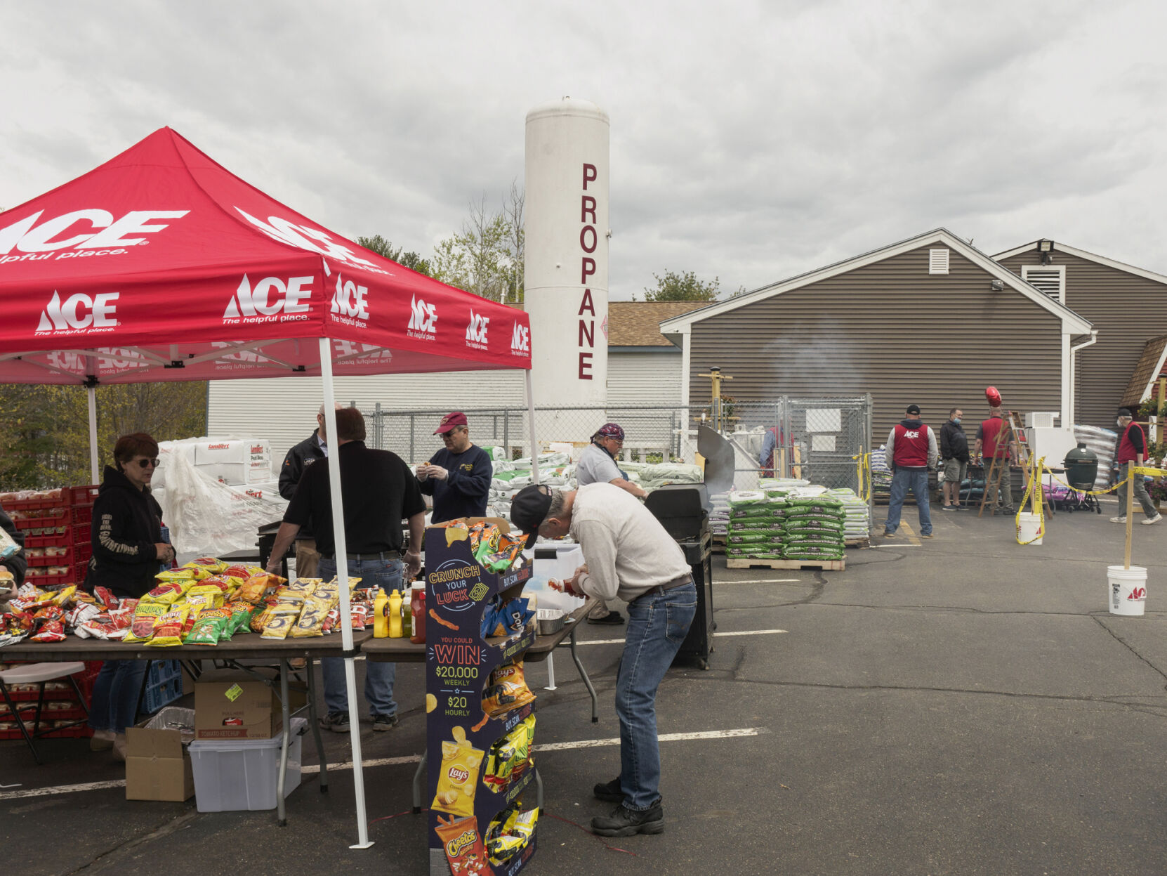 New Union Avenue hardware store hosts grand opening